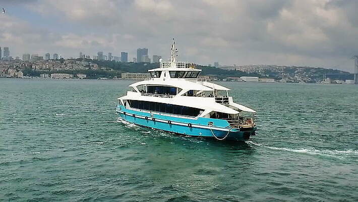 유럽 아시아 바다 여행 비즈니스 건축양식 교통시설 하늘 아침 이스탄불 사람없음 건물 물 파란색 도시풍경 탑 항구 고층빌딩 안개 화물 도시 보트 크루즈 함선 승객 동쪽 스카이라인 칠면조 보스포루스 옛날 MOV 튀르키예 해외동영상 클립영상 주간 자연요소 건축물 건축 나라 컬러 교통 배_교통 조류 날씨 풍경 빌딩 운송업 방향 시설 동영상 파일형식