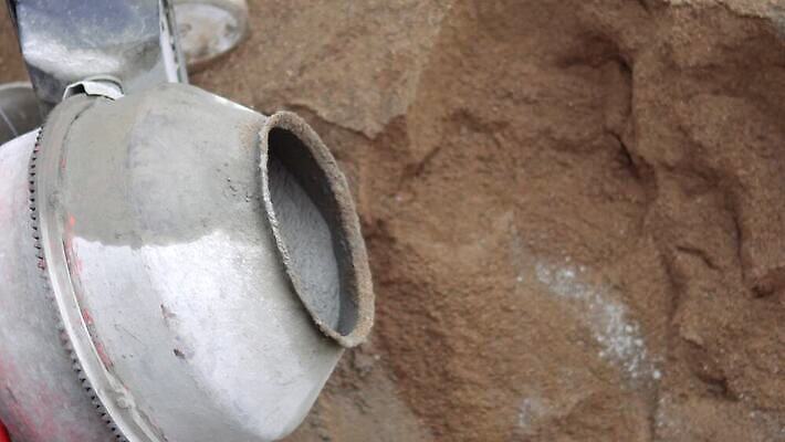 백인 산업 모래 포즈 비즈니스 노동자 주택 사람없음 건물 기계 카트 장비 건설현장 운전 젖음 바위 얼룩 붓기 혼합 땅 자르기 믹서 양동이 회전 드럼 시멘트 엔진 해결 모터 개발 건축업자 계약자 공예가 콘크리트 4K MP4 해외동영상 클립영상 서양인 직업 건축물 건축 모션 타악기 건설업 돌_바위 계약 동영상 파일형식