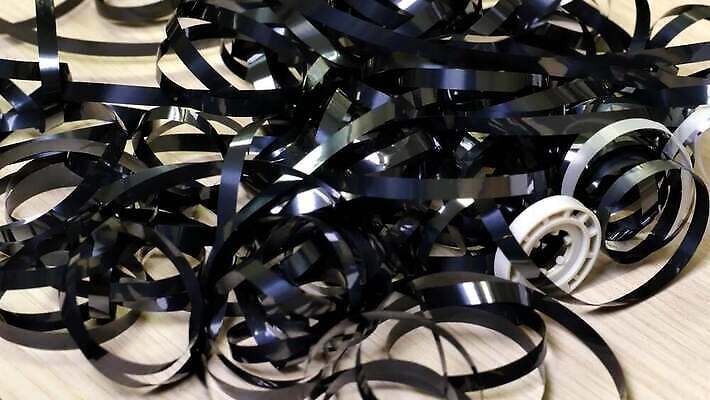 모양 리본 선 음악 컨셉 숙이기 사람없음 빛 갈색 자료 카세트테이프 악단 바퀴 원형 고리 실패 구부린 엉킴 플라스틱 유연 필름 매듭 롤 오디오 테이프 아날로그 실타래 수납 동영상 흙더미 얼레 깨짐 녹음기 복잡 섞기 불규칙 반복 4K 타임랩스 MP4 해외동영상 클립영상 도형 컬러 포즈 모션 재질 문화예술 문구용품 촬영기법 전자제품 흙 좌절 파일형식 녹음_기록 더미