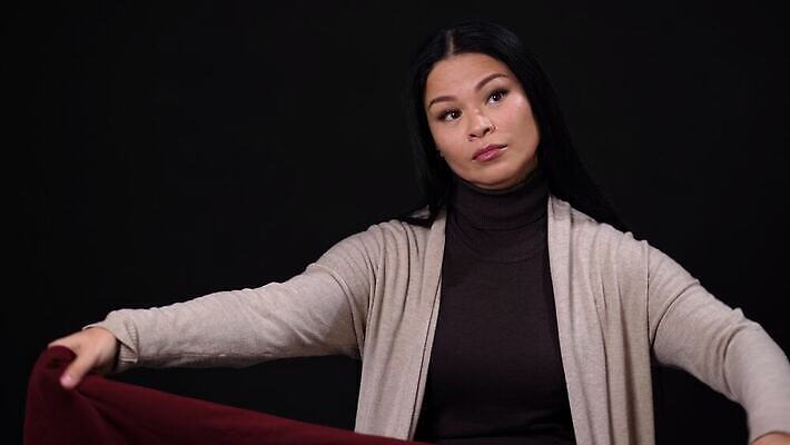 응시 옷 여자 아시아 문화 얼굴 백그라운드 생각 검은배경 한명 미소 사람 동양인 성인 빨간색 머리 유행 목도리 중국 덮개 최고 스타일 4K 깜빡이다 MOV 해외동영상 클립영상 1 시선 잡화 나라 컬러 표정 인종 신체부위 검은색 뚜껑 동영상 파일형식