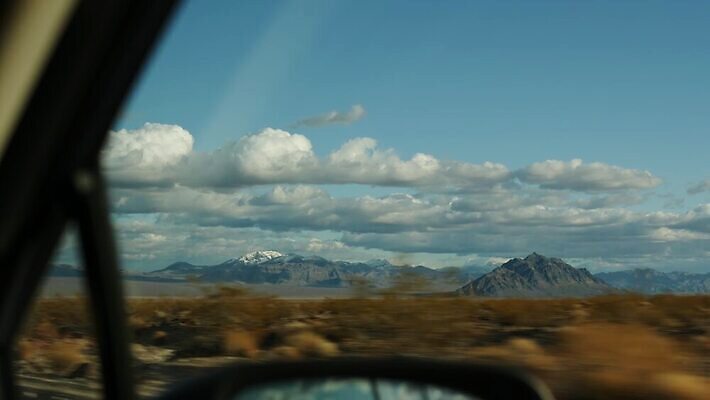 모래 여행 창문 자동차 산 건조 항해 국립공원 풍경 사람없음 옆모습 갈색 미국 거울 운전 사막 고속도로 황무지 분위기 땅 인도인 지역 안심 벌거벗은 자동 불모지 1인칭시점 4K 건조기후 MP4 해외동영상 클립영상 외국인 시선 공원 도로 육상교통 뷰포인트 컬러 컨셉 북아메리카 배_교통 모션 육류 동양인 동영상 파일형식