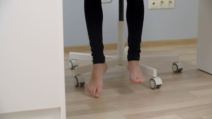 학생 가구 컨셉 의자 맨발 발 탁자 휴식 바닥 주택 직장 실내 사람 앉기 사람없음 바퀴 아래 책상 즐거움 벌거벗은 부주의 스타일 4K MOV 해외동영상 클립영상 감정 생활용품 회사 모션 내부 건물 신체부위 방향 위치 동영상 파일형식