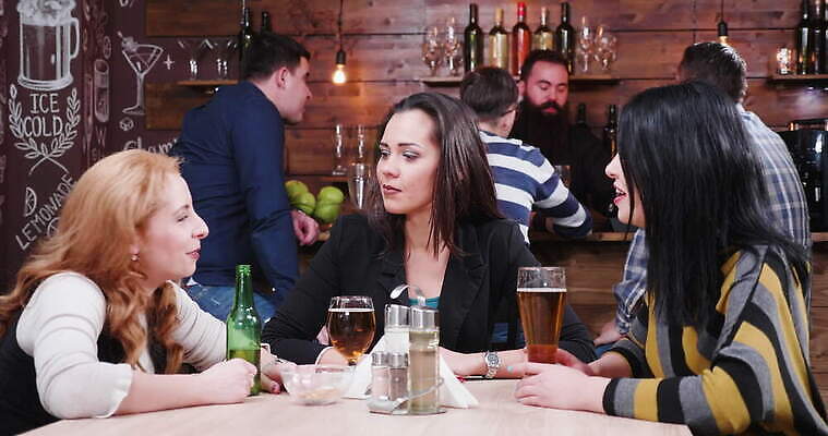 백인 라이프스타일 여자 남자 행복 음료 데이트 유리 탁자 휴가 맥주 피자 함께함 실내 대화 미소 웃음 사람 성인 내부 친구 파티 식당 우정 모임 축하 알코올 칵테일 바 그룹 야간 저녁 먹기 토스트 유흥 4K MOV 해외동영상 클립영상 자연요소 서양인 감정 빵 가구 컨셉 관계 모션 재질 주류 패스트푸드 서양음식 표정 말하기 이벤트 생활 상점 동영상 파일형식