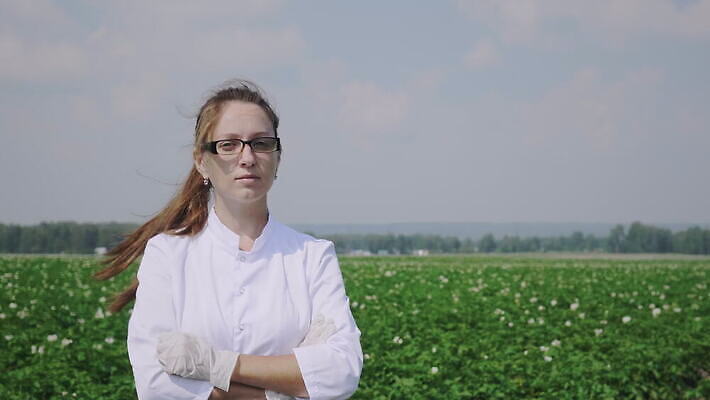 식물 백인 응시 여자 안경 과학 농업 자연 실험 한명 사람 야외 농장 환경 정원 시골 작업 엔지니어 제조 농부 생명공학 연구원 과학자 분석 보고서 원예 생물학 식물원 미생물 감독관 내추럴 밭일 4K MOV 해외동영상 클립영상 서양인 직업 1 시선 잡화 교육 산업 컨셉 의학 생물 취미 기술자 생태계 동영상 학자 파일형식