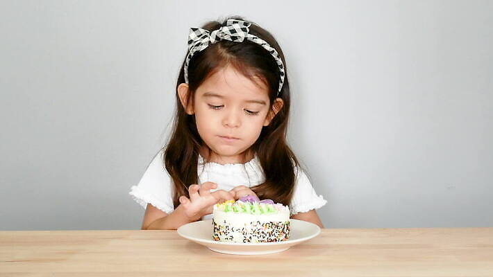 행복 얼굴 어린이 음식 손가락 가족 탁자 휴가 디저트 주택 관리 사탕 한명 미소 파티 케이크 상점 기쁨 축하 시간 생일 달콤 맛 핥기 수줍음 설탕 먹기 배고픔 토막 숨김 결백 맛있는 4K MOV 해외동영상 클립영상 1 손 기념일 감정 가구 컨셉 관계 모션 표정 사람 이벤트 건물 신체부위 동영상 파일형식