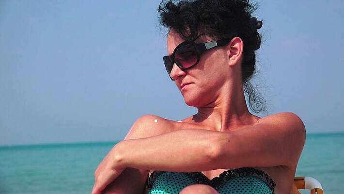 백인 1 여자 수영복 바다 신체 휴가 휴식 건강 사람 성인 야외 물 여름 비키니 햇빛 태양 뷰티 섹시 자유 선탠 보호 피부 크림 피부관리 휴양지 상업 로션 히스패닉 돌봄 신청 4K MP4 해외동영상 클립영상 자연요소 서양인 옷 계절 컨셉 모션 신체부위 화장품 장소 동영상 파일형식