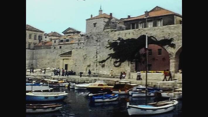 외관 유럽 바다 여행 건축양식 사람없음 야외 건물 물 파란색 항구 수확 골동품 도시 거친 보트 중세 역사 재산 클래식 도서관 지중해 필름 영화 향수 문서 복고 포트 타운 크로아티아 영사기 동영상 구식 두브로브니크 보관소 아마추어 옛날 4K MOV 해외동영상 클립영상 자연요소 건축물 교육 건축 나라 컬러 컨셉 농업 배_교통 교통시설 문화예술 금융 화장품 저장 파일형식