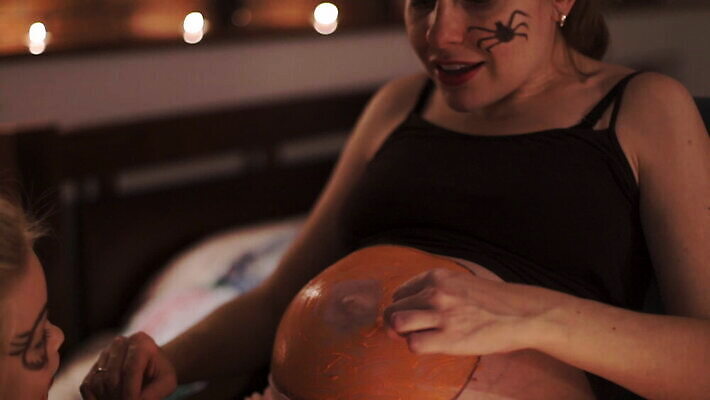 전통 라이프스타일 계절 여자 어린이 음식 2 신체 오렌지 가족 호박 주택 실내 미소 사람 두명 노란색 파티 페인트 임산부 임신 할로윈 가을 등불 아기 대접 예측 무서움 심볼 10월 돌봄 잭오랜턴 호러 복부 MOV 해외동영상 클립영상 감정 컬러 컨셉 채소 과일 관계 모션 조명 표정 이벤트 내부 건물 생활 신체부위 날짜 공포 동영상 파일형식