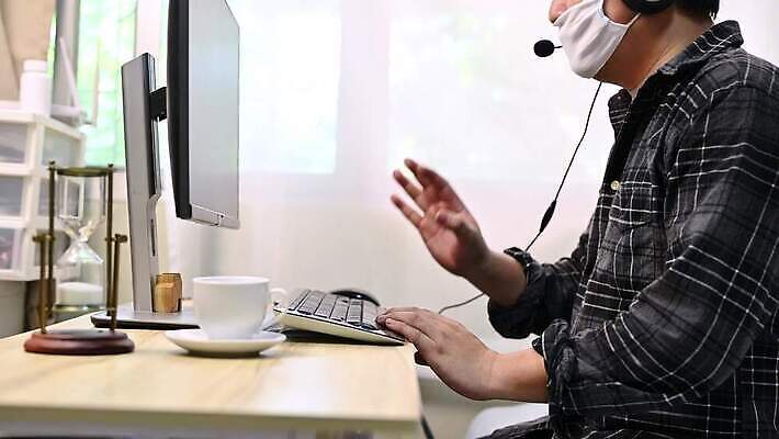 백인 직업 라이프스타일 커피 음료 인터넷 비즈니스 휴식 주택 건강 한명 동양인 컴퓨터 자유 신선 업무 비즈니스맨 바이러스 온라인 해결 혁명 위기 응답 코로나바이러스 사회적거리두기 4K MOV 해외동영상 클립영상 서양인 1 남자 캠페인 컨셉 사람 인종 건물 생활 전자제품 작업 직장인 동영상 파일형식