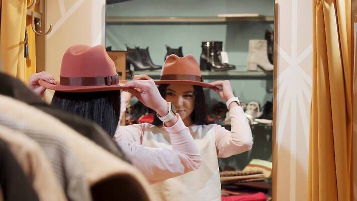 라이프스타일 옷 한명 쇼핑 유행 판매 세일 귀여움 상점 기쁨 센터 구매 상품 쇼핑몰 고객 만족 소매 부티크 쇼퍼홀릭 스타일 4K MOV 해외동영상 클립영상 1 감정 컨셉 사람 생활 동영상 파일형식