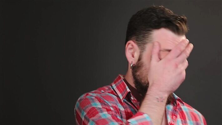 백인 1 라이프스타일 응시 남자 얼굴 백그라운드 셔츠 생각 갈색머리 한명 사람 성인 빛 머리 어둠 회색 터치 슬픔 걱정 싱글 체크무늬 불행 문제 고립 곤란 배려 우울감 혼자 MP4 해외동영상 클립영상 서양인 헤어스타일 시선 감정 컬러 상의 무늬 생활 신체부위 동영상 파일형식