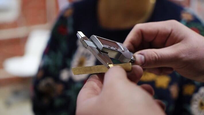 백인 직업 손 디자인 산업 장신구 공장 불 불꽃 노동자 기술 관리 창조 빛 금속 장비 공구 반지 잡기 업무 작업실 황금 고급 수리 제조 은색 상품 보석 만들기 다이아몬드 고정 닦기 판화 공예가 백금 MOV 해외동영상 클립영상 자연요소 서양인 컬러 컨셉 공업 모션 재질 미술 신체부위 도구 작업 광석 동영상 파일형식