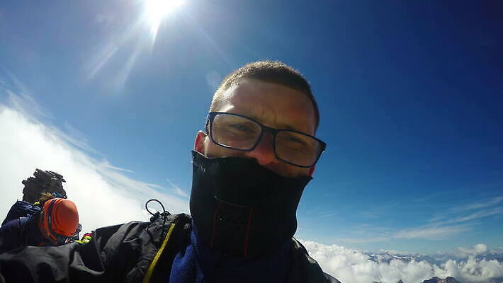 라이프스타일 공원 할머니 스포츠 여행 배낭 자국 자연 산 파노라마 사람 사람없음 야외 여행객 걷기 등산 트래킹 하이킹 장비 자유 셀프카메라 모험가 오르기 발견 산악가 원정 전국 절정 하이커 생존 4K MOV 해외동영상 클립영상 공공시설 여자 노년 컨셉 가방 모션 레저 촬영기법 생활 사진촬영 생태계 동영상 파일형식