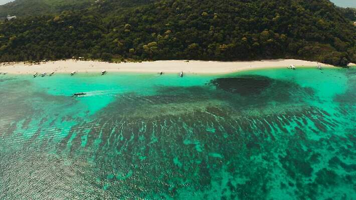 아시아 모래 바다 섬 여행 자연 하늘 휴가 휴식 손바닥 풍경 해변 사람없음 야외 물 여름 파란색 모래사장 컬러풀 야자수 태양 여행객 맑음 침묵 흰색 만 고급 산호 산호초 휴양지 암초 보라카이 석호 항공촬영 이국적 조감도 터키석 파라다이스 4K MOV 해외동영상 클립영상 자연요소 나무 손 계절 나라 뷰포인트 컬러 컨셉 날씨 필리핀 사람 소리 장소 수중식물 자포동물 보석 생태계 동영상 파일형식