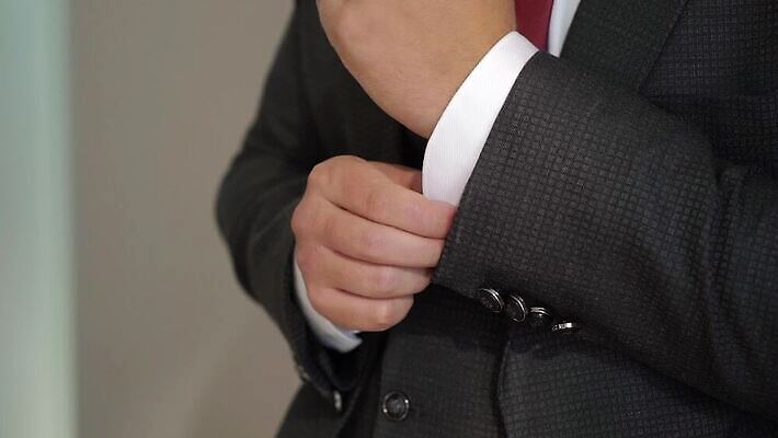 직업 라이프스타일 손 옷 기념일 남자 신랑 결혼 셔츠 비즈니스 성공 결혼식 넥타이 사람 이벤트 유행 낭만 흰색 축하 직물 비즈니스맨 화려 고급 우아함 접속 보석 손목 경영자 약혼 소매 정중 착용 세련 MOV 해외동영상 영광군 클립영상 잡화 컬러 컨셉 상의 생활 신체부위 직장인 광석 전라남도 리더 약속 동영상 파일형식