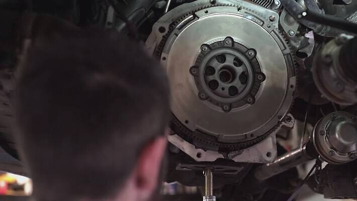 산업 백그라운드 부분 교통시설 자동차 한명 상자 금속 힘 기계 장비 흰색 수리 플러그 전기에너지 브레이크 철 묘사 서비스 톱니바퀴 전염 볼트 엔진 기어 모터 유지 국회 고립 베어링 자동 철강 4K MOV 해외동영상 클립영상 1 육상교통 컬러 교통 재질 사람 에너지 공구 질병 시설 감염 동영상 파일형식