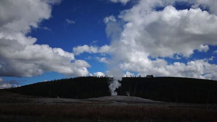 구름 여행 북아메리카 자연 하늘 휴가 파노라마 국립공원 풍경 사람없음 물 세계 여행객 미국 봄 에너지 액체 재산 수증기 숲 폭발 땅 언덕 내추럴 와이오밍 지열 4K MP4 해외동영상 클립영상 자연요소 계절 공원 촬영기법 아메리카 사람 금융 생태계 동영상 파일형식