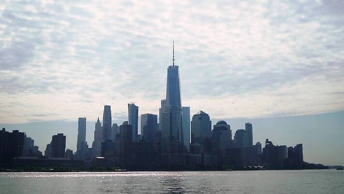 여행 비즈니스 건축양식 하늘 새로움 항해 파노라마 풍경 사람없음 건물 물 금융 파란색 강 도시풍경 사무실 탑 항구 고층빌딩 미국 도시 도심 뉴욕 지역 방문 대도시 스카이라인 맨해튼 랜드마크 허드슨강 브루클린 4K MOV 해외동영상 클립영상 자연요소 건축물 건축 컬러 컨셉 북아메리카 배_교통 교통시설 촬영기법 빌딩 경제 동영상 파일형식