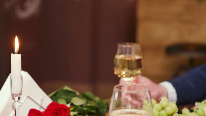 백인 전통 커플 여자 남자 꽃 안경 음료 결혼 2 데이트 관계 유리 남편 친절 함께함 대화 사랑 성인 장미 식당 와인 저녁식사 카페 낭만 축하 아내 날짜 우아함 유혹 은퇴 옛날 4K MOV 해외동영상 클립영상 서양인 식물 잡화 감정 컨셉 재질 주류 말하기 사람 이벤트 상점 식사 동영상 파일형식