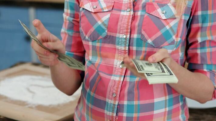 커플 여자 컨셉 돈 비즈니스 가족 주택 함께함 사람 두명 금융 경제 저축 계산 재산 투자 회계 보험 계산서 월급 대출 계좌 세금 수입 예산 4K MOV 해외동영상 클립영상 관계 건물 동영상 파일형식