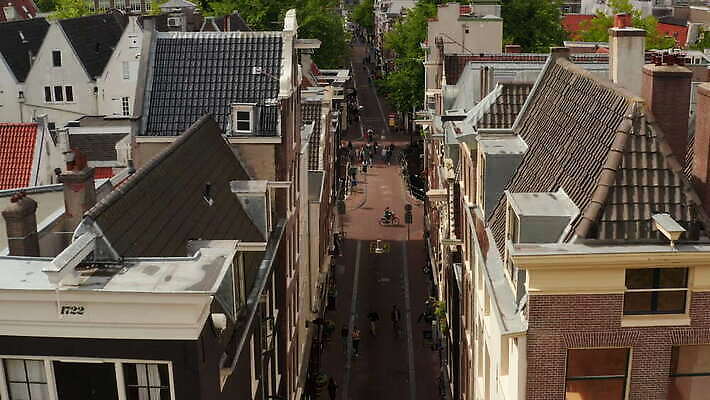 유럽 지붕 거리 아파트 주택 안테나 풍경 사람없음 야외 건물 빨간색 초록색 하이앵글 도시풍경 도시 보행로 미끄럼틀 네덜란드 타운 항공촬영 암스테르담 드론 조감도 접근 4K MOV 해외동영상 클립영상 건축물 나라 길 뷰포인트 컬러 통신 놀이기구 동영상 파일형식