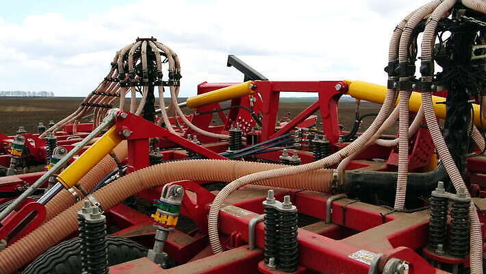 산업 백그라운드 밭 농업 교통시설 자연 해바라기 사람없음 야외 농경지 환경 금속 농사 기계 흙 봄 장비 시골 바퀴 농부 묘사 트랙터 철강 파종 4K MOV 해외동영상 클립영상 직업 계절 꽃 교통 재질 농장 농기계 시설 생태계 특수차량 동영상 파일형식