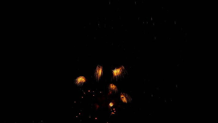 기념일 여행 백그라운드 하늘 불 휴가 불꽃 기념 폭죽 불꽃놀이 이벤트 사람없음 빨간색 빛 강 컬러풀 파티 축제 기쁨 축하 도시 오픈 야간 저녁 폭발 쇼 시끄러움 경례 스카이라인 광 크리스마스이브 4K MOV 해외동영상 클립영상 자연요소 감정 컬러 컨셉 크리스마스 놀이 인사 동영상 파일형식