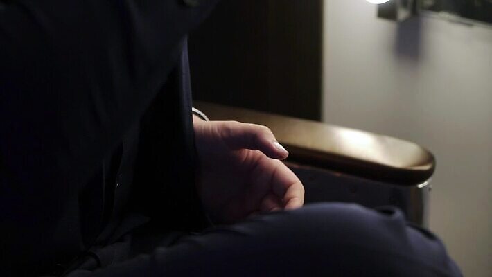 백인 라이프스타일 손 음료 와인잔 비즈니스 공장 유리 탁자 휴식 스트레스 기념 주류 사람 정장 성인 파티 마시기 알코올 잡기 칵테일 바 독약 고급 질병 야간 문제 중독 마약 버번 브랜디 우울증 위스키 코냑 세련 남용 중독자 MOV 해외동영상 클립영상 자연요소 서양인 옷 가구 컨셉 술잔 공업 의학 모션 재질 이벤트 생활 신체부위 와인 동영상 파일형식