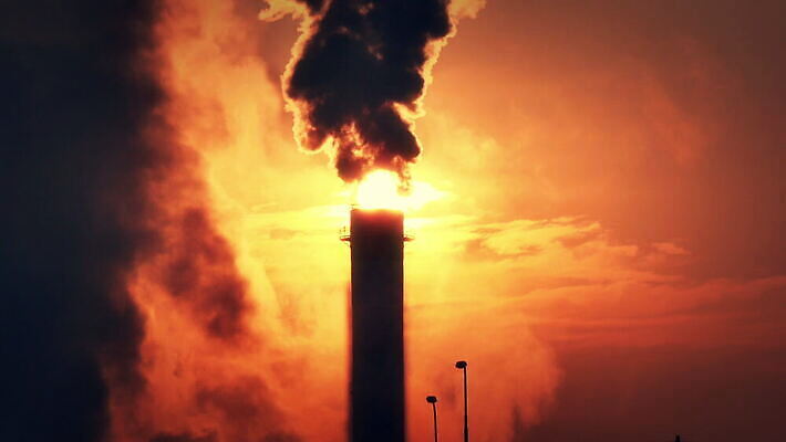 식물 실루엣 산업 공장 하늘 굴뚝 사람없음 글로벌 햇빛 태양 일출 환경 힘 일몰 손상 에너지 독약 오염 분위기 연기 수증기 파이프 연료 가스 배기가스 생태학 스모그 화학물질 4K MOV 해외동영상 클립영상 자연요소 교육 컨셉 공업 촬영기법 노을 화학 동영상 파일형식