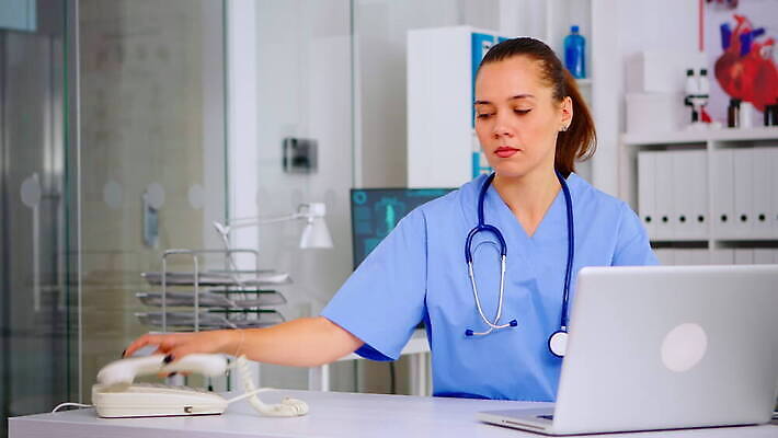 직업 여자 백그라운드 컨셉 유니폼 통신 청진기 엑스레이 실내 건강 병원 대화 사람 앉기 스마트폰 컴퓨터 외침 환자 간호사 의사 잡기 업무 결과 전화기 책상 직원 확인 안내원 부름 답변 돌봄 서류판 심각 접수 헬프 4K MOV 해외동영상 클립영상 옷 가구 의학 의료기기 모션 말하기 내부 전자제품 핸드폰 스마트기기 사무용품 소리 의료진 작업 도움 동영상 파일형식