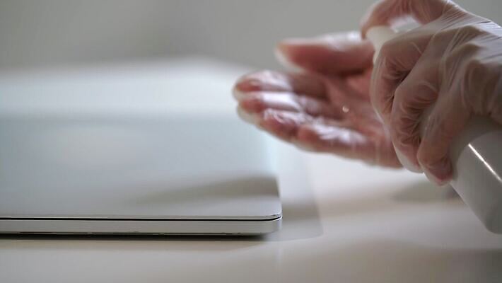 직업 손 장갑 컨셉 인터넷 비즈니스 직장 건강 사람없음 노트북 컴퓨터 사무실 약 키보드 업무 비즈니스맨 오픈 바이러스 보호 질병 감염 분무기 박테리아 고립 라텍스 소독 전염병 코로나바이러스 4K MOV 해외동영상 클립영상 잡화 남자 회사 의학 신체부위 전자제품 작업 직장인 동영상 파일형식