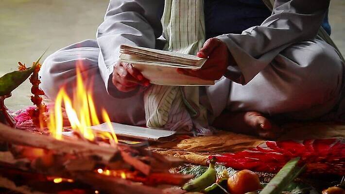 손 남자 아시아 종교 불교 불 사람 동양인 컬러풀 기도 시골 사찰 의식 영혼 원주민 연기 가난 성직자 승려 인도인 묘사 명상 복고 예배 향기 네팔 라마 민화 신앙심 힌두교 MOV 해외동영상 클립영상 자연요소 외국인 나라 컬러 컨셉 종교건축 인종 신체부위 아프리카인 그림 냄새 동영상 파일형식