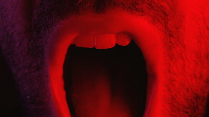 백인 응시 남자 감정 얼굴 수염 스트레스 한명 사람 성인 빨간색 카메라 어둠 외침 고통 분노 표현 입 폭력 좌절 닫기 불만 나쁜 공격적 부정적 비명 심각 표현성 MOV 해외동영상 클립영상 서양인 1 시선 컬러 컨셉 모션 신체부위 전자제품 소리 사회이슈 동영상 파일형식