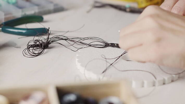 직업 디자인 여자 무기 컬러 비즈니스 목걸이 장신구 팔찌 직장 기술 창조 선물 미술 사람 취미 사람없음 귀걸이 공구 업무 화려 우아함 수리 제조 디자이너 보석 구슬 매듭 만들기 예술가 수공예 DIY 방법 엮은 오리지널 핸드메이드 장식술 4K MOV 해외동영상 클립영상 컨셉 회사 모션 문화예술 장식 도구 작업 광석 공예 동영상 파일형식