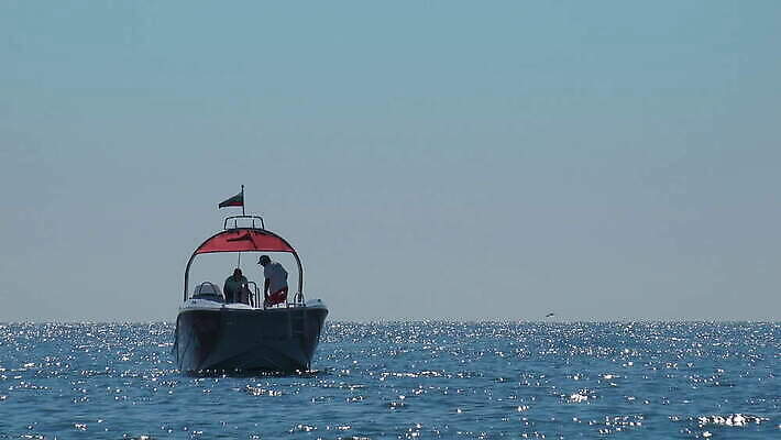 남자 모래 파도 바다 섬 여행 컨셉 요트 부분 가족 하늘 낚시 휴가 선인장 아이디어 항해 사람 사람없음 물 파란색 햇빛 여행객 항구 도시 만 스페인 지중해 오브젝트 함선 낙하산 모터보트 닻 스카이라인 돛대 터키석 4K MOV 해외동영상 클립영상 자연요소 식물 유럽 컬러 배_교통 관계 교통시설 레저 태양 보석 동영상 파일형식