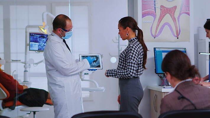 엑스레이 건강 치과 병원 대화 마스크 설명 서기 사람 치료 컴퓨터 알약 약 건강관리 디지털 방 듣기 환자 의사 기록 기다림 치아 토론 분석 치과의사 약속 안내원 보여주기 돌봄 접수 4K 구강학 MOV 해외동영상 클립영상 직업 컨셉 의학 모션 관리 말하기 전자제품 의료진 소화기관 동영상 파일형식