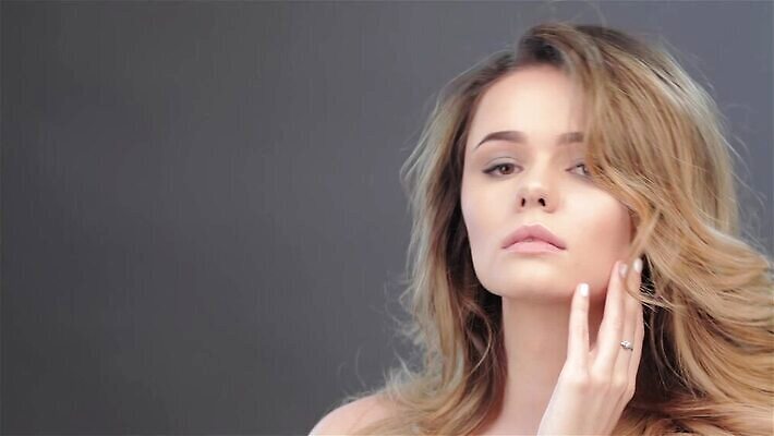 백인 모델 1 여자 얼굴 포즈 백그라운드 모션 실내 한명 성인 뷰티 머리 유행 검은색 어둠 힘 회색 아기 화려 우아함 닫기 야간 신비 유혹 피부 입술 아이섀도 느림 고립 이국적 쓰다듬기 세련 MP4 해외동영상 클립영상 자연요소 서양인 컬러 컨셉 사람 내부 신체부위 화장품 동영상 파일형식