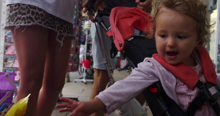 여자 남자 딸 가족 엄마 남편 영국 안전 야외 세명 걷기 아내 아빠 밀기 기념품 서식스 4K MOV 해외동영상 클립영상 유럽 관계 모션 사람 오브젝트 동영상 파일형식