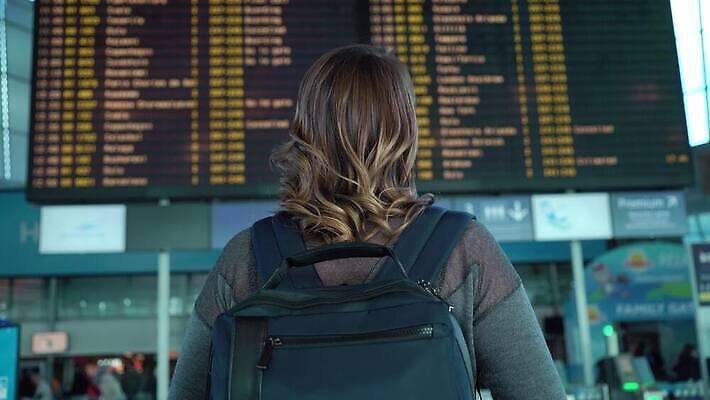 백인 여자 유럽 여행 비즈니스 휴가 비행기 한명 사람 성인 여행객 정보 판넬 비즈니스우먼 기다림 공항 도착 출발 싱글 승객 지연 대패 터미널 항공사 4K MOV 해외동영상 클립영상 서양인 1 나라 산업 컨셉 항공교통 교통시설 모션 대중교통 직장인 동영상 파일형식