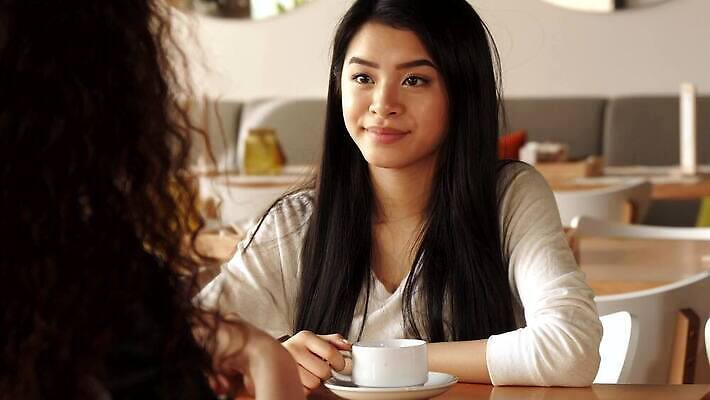 백인 라이프스타일 여자 행복 문화 커피 음료 2 탁자 갈색머리 함께함 실내 대화 앉기 동양인 인종 성인 두명 컵 친구 갈색 유행 상점 식당 우정 카페 듣기 도시 뜨거움 닫기 토론 고객 알림 카페테리아 채팅 사교적 4K MOV 해외동영상 클립영상 서양인 헤어스타일 식기 감정 컬러 가구 컨셉 관계 모션 말하기 사람 내부 생활 동영상 파일형식