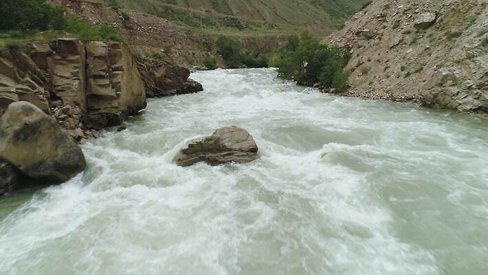 나무 아시아 여행 자연 산 안테나 사람없음 야외 초록색 물 강 환경 봄 폭포 흐름 개울 급류 떨어짐 속도 드론 키르기스스탄 4K MOV 해외동영상 클립영상 자연요소 식물 계절 나라 컬러 컨셉 통신 생태계 동영상 중앙아시아 파일형식