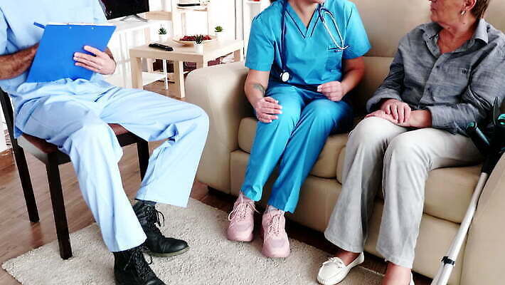 직업 행복 할머니 아파트 주택 건강 미소 앉기 사람없음 치료 소파 약 방 고통 환자 간호사 의사 잡기 업무 도움 질병 은퇴 서비스 문서 폴더 돌봄 서류판 옛날 치유 헬프 4K MOV 해외동영상 클립영상 여자 노년 감정 컨셉 의자 의학 모션 표정 건물 사무용품 의료진 작업 파일 동영상 파일형식