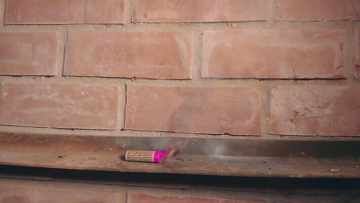 크리스마스 오렌지 불 불꽃 벽돌 새해 폭죽 불꽃놀이 사람없음 빛 크래커 힘 소리 뜨거움 균열 연기 폭발 12월 폭발물 폭탄 가루 시끄러움 라이터 파열 다이너마이트 심지 점화 화상 MOV 해외동영상 슬로모션 클립영상 자연요소 기념일 무기 과일 모션 놀이 촬영기법 쿠키 날짜 상처 동영상 파일형식