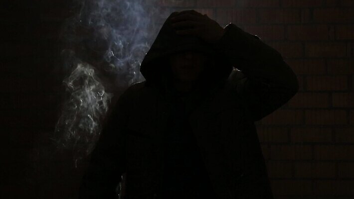 남자 실루엣 벽 백그라운드 컨셉 추상 담배 건강 경비 사람 사람없음 빛 검은색 안개 기다림 연기 수증기 신비 전자 담배연기 중독 습관 고립 니코틴 마약 해로움 흡연자 MOV 해외동영상 클립영상 컬러 무늬 모션 날씨 흡연 촬영기법 안전 보호 동영상 파일형식