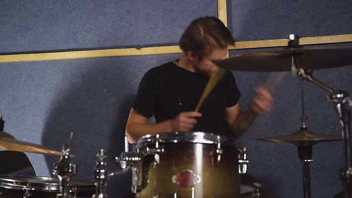 남자 행복 감정 음악 티셔츠 노래 놀이 실내 한명 20대 성인 30대 세트 콘서트 연주자 음악가 무대 기구 도구 악단 그룹 흥분 드럼 쇼 조립 드러머 뮤지컬 팝 펑크 4K MOV 해외동영상 클립영상 직업 1 셔츠 문화예술 타악기 사람 청년 내부 장년 공연 동영상 파일형식