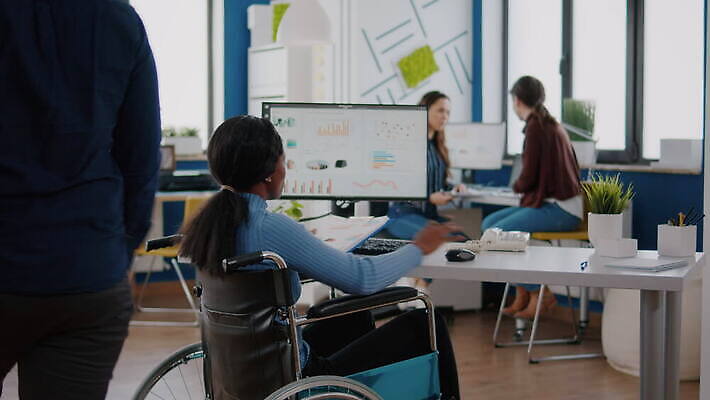 회사 비즈니스 사업가 통계 노동자 직장 대화 앉기 사람없음 금융 경제 컴퓨터 사무실 우주 검은색 자료 작업 비즈니스우먼 작업실 장애인 종업원 동료 확인 휠체어 경영자 창업 다민족 장애 마감 프로젝트 네트워킹 4K MOV 해외동영상 클립영상 직업 여자 컬러 관계 모션 말하기 전자제품 직장인 네트워크 리더 자영업 동영상 파일형식