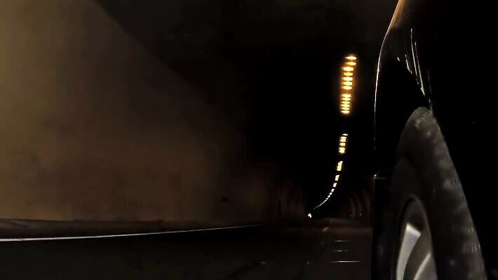 도로 선 여행 백그라운드 이동 교통시설 자국 모션 자동차 추상 전등 거리 사람없음 빛 어둠 운전 레이싱 도시 고속도로 터널 야간 소프트포커스 속도 빛망울 과속 블러 자동 1인칭시점 MOV 해외동영상 클립영상 자연요소 시선 길 육상교통 교통 컨셉 무늬 조명 촬영기법 시합 시설 동영상 파일형식