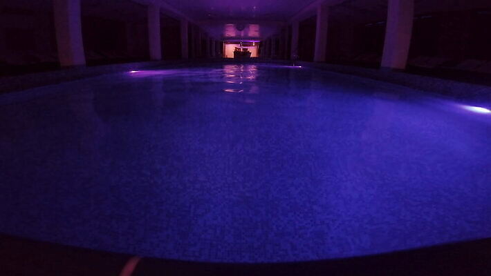 라이프스타일 디자인 여행 백그라운드 의자 호텔 표면 휴가 휴식 수영장 실내 사람없음 야외 장식 물 여름 파란색 빛 반사 수영 스파 목욕 전원 투명 고급 야간 저녁 큼 당구 휴양지 Y 이국적 전용 비어있는 4K MOV 해외동영상 클립영상 자연요소 알파벳 계절 컬러 가구 컨셉 숙소 내부 생활 구기 청결 장소 수상스포츠 전기에너지 크기 동영상 파일형식