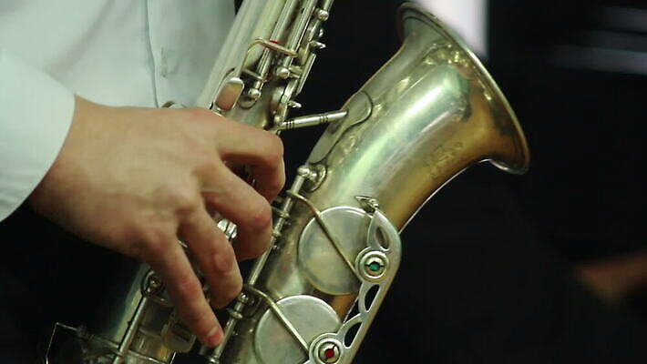 직업 손 줄 악기 음악 놀이 바람 뿔 실내 미술 취미 사람없음 금속 축제 소리 콘서트 장비 기구 클래식 낙서 색소폰 스케치 바이올린 드럼 예술가 오디오 트럼펫 튜브 재즈 오케스트라 교향곡 놋쇠 멜로디 뮤지컬 플레이어 MOV 해외동영상 클립영상 자연요소 컨셉 재질 현악기 날씨 문화예술 타악기 내부 신체부위 전자제품 공연 악단 목관악기 금관악기 동영상 파일형식