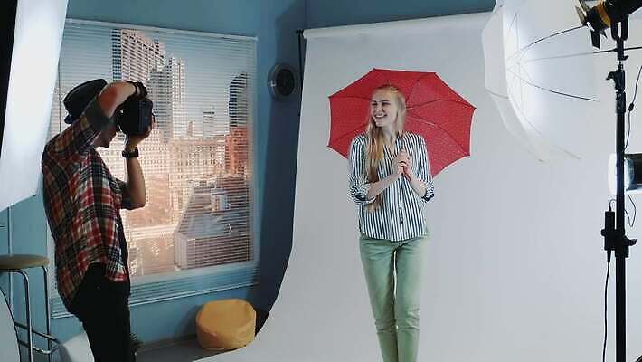 백인 모델 직업 라이프스타일 남자 행복 감정 포즈 흑인 백그라운드 우산 전등 실내 미술 사람 인종 두명 세트 금발 뷰티 유행 카메라 디지털 고층빌딩 표현 도시 잡지 사진사 그림 긍정 스타일 4K MOV 해외동영상 클립영상 서양인 헤어스타일 컨셉 문화예술 조명 빌딩 내부 생활 간행물 전자제품 작가 동영상 파일형식